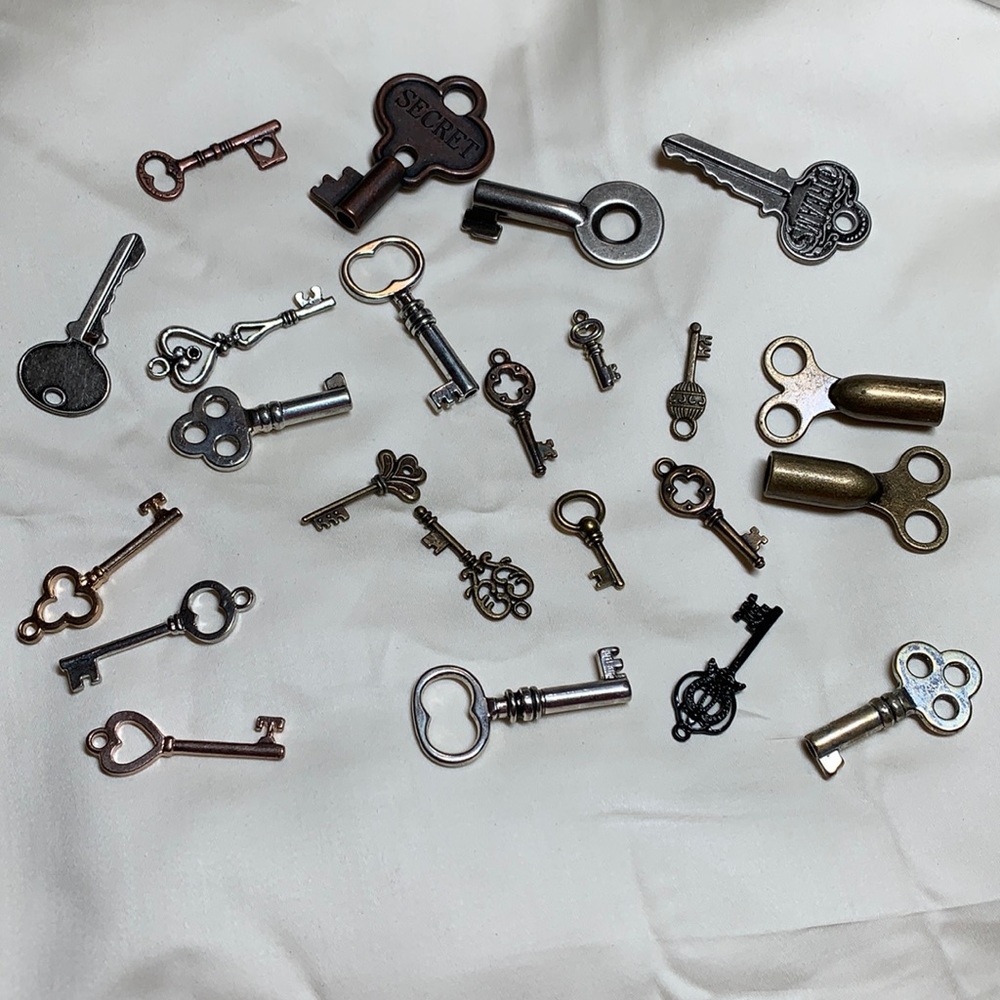 🔥UPDATED!🔥. Key pendant lot